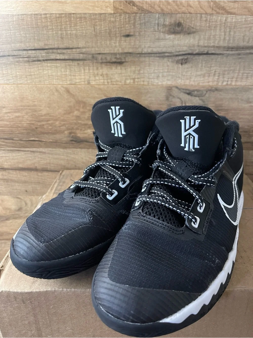 Nike Kyrie Flytrap Black White Size 5.5 Y Basketball Shoes Sneakers